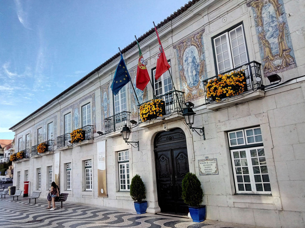 Zgrada s portretima na pločicama u maniri baroka, Cascais.