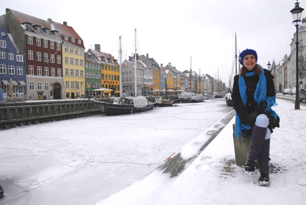 Tena sjedi u Nyhavnu u Kopenhagenu.