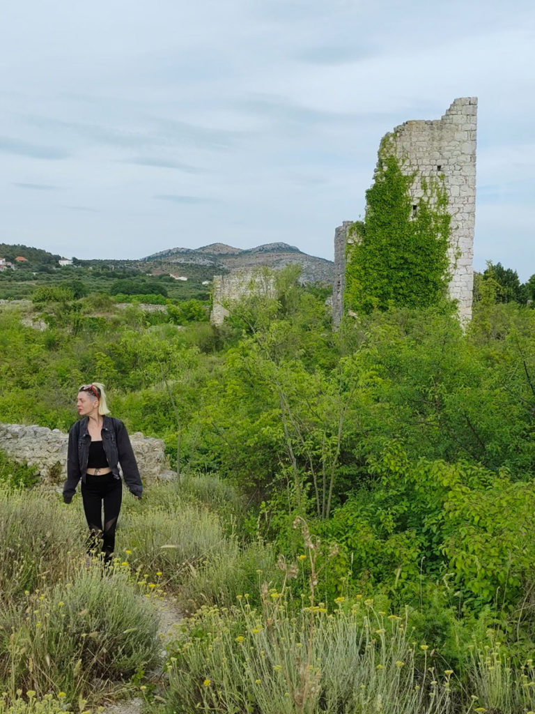 Tena u Starom gradu Vrani. S desne strane slike se vidi kula pored ulaza u Vranu.