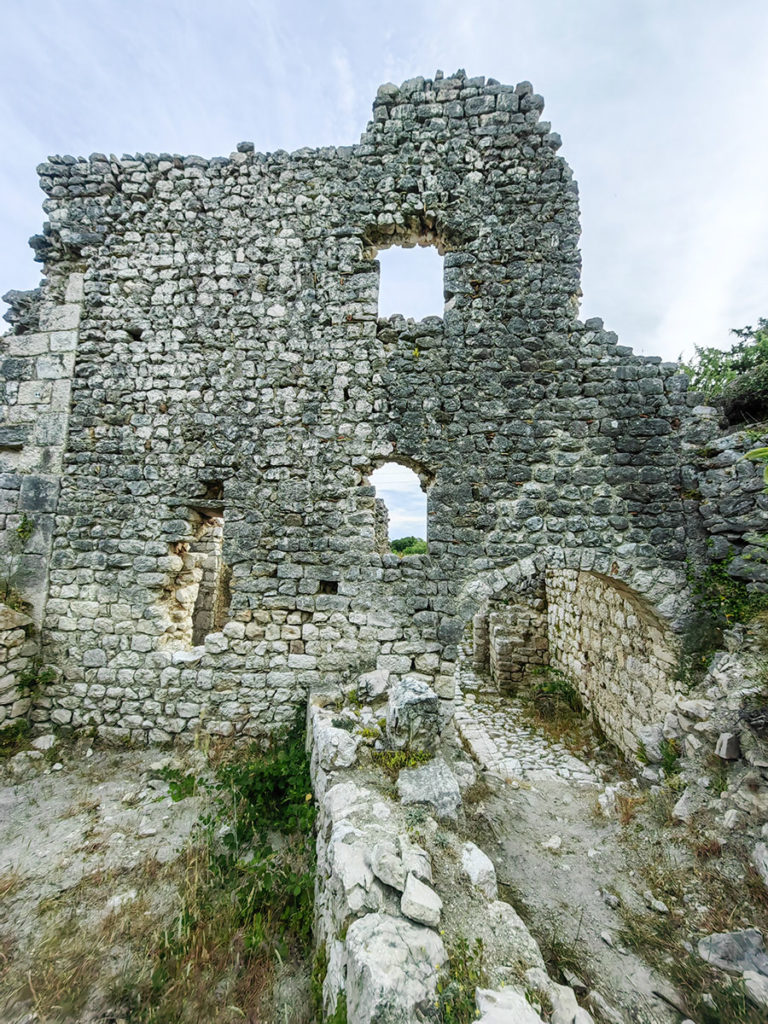 Zidovi Starog grada Vrana.