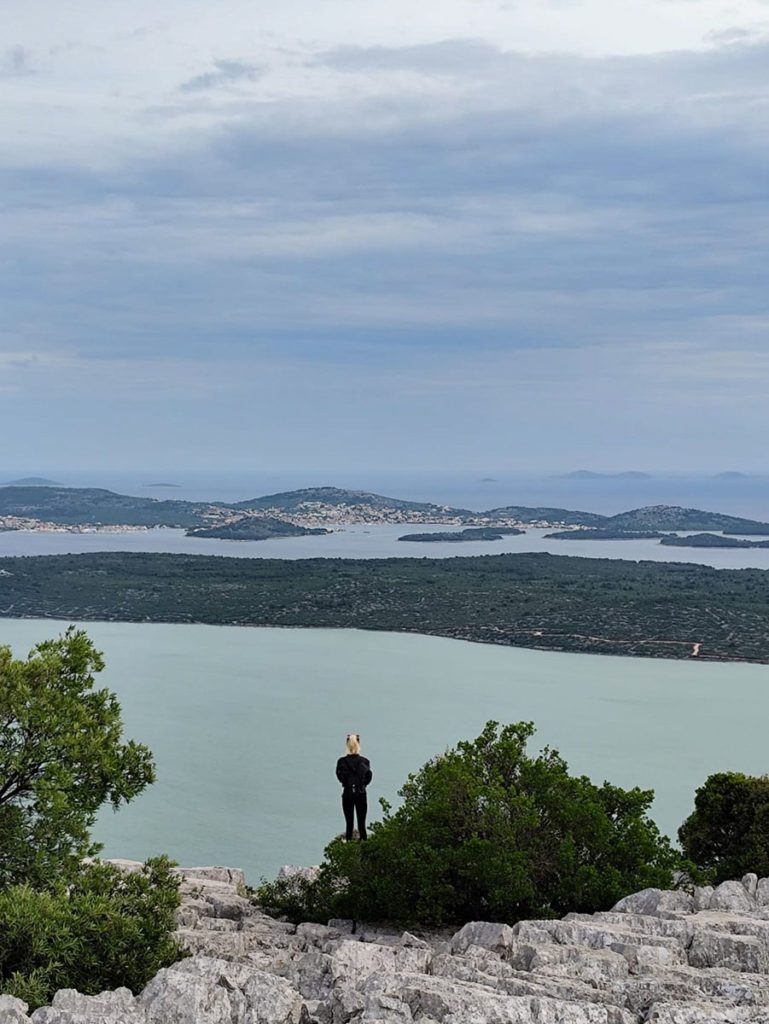 Pogled s vidikovca Kamenjak. Tena gleda u Vransko jezero i otok Murter.