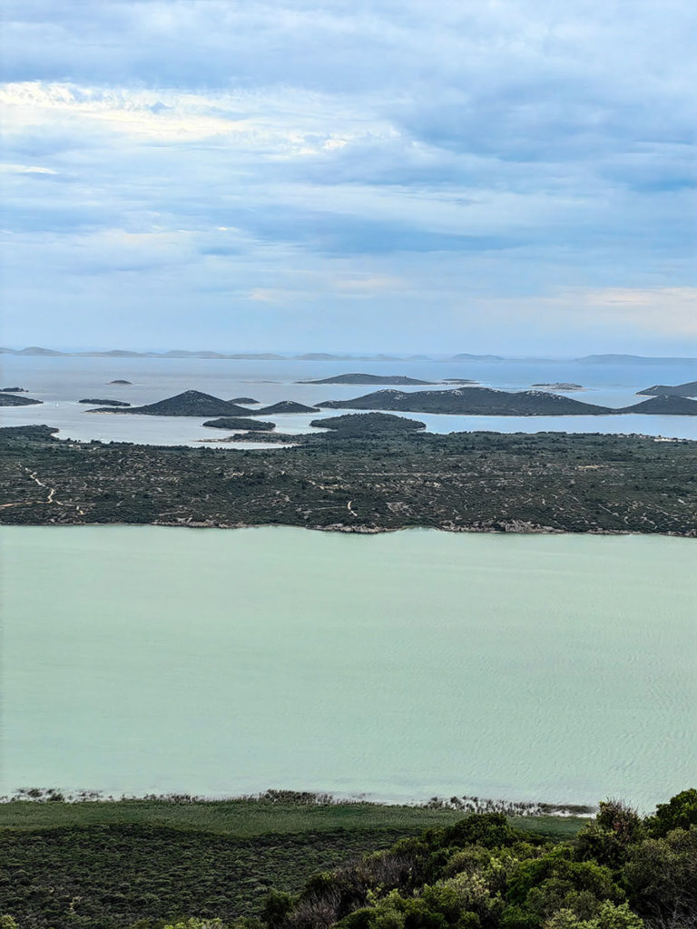 Vransko jezero i manji dalmatinski otoci. U pozadini se vide Kornati.