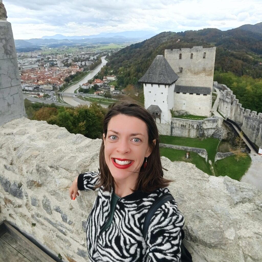 Ja na Fridrikovoj kuli iznad Celja, s panoramskim pogledom na Stari grad Celje i grad u dolini.
