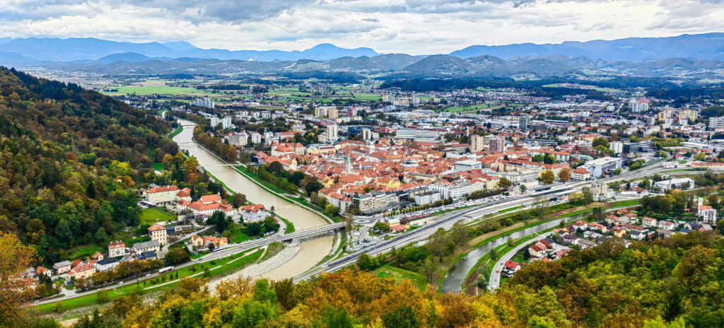 Panoramski pogled na Celje i rijeku Savinju sa Starog grada Celja.