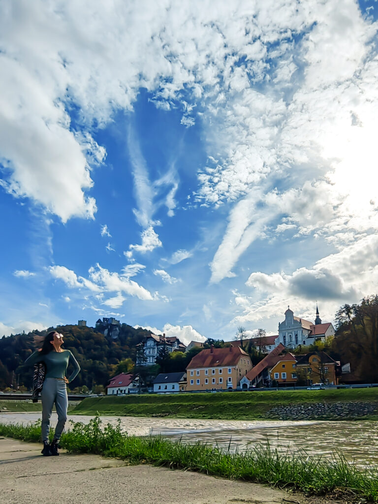 Ja uz rijeku Savinju u Celju, s pogledom na Stari grad Celje na brdu iznad grada.