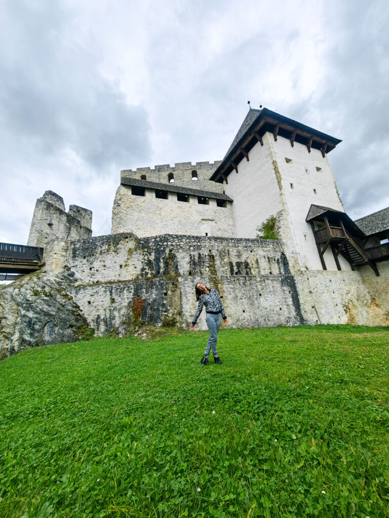 Ja stojim unutar Starog grada Celje, okružena srednjovjekovnim zidinama i kamenim kulama.