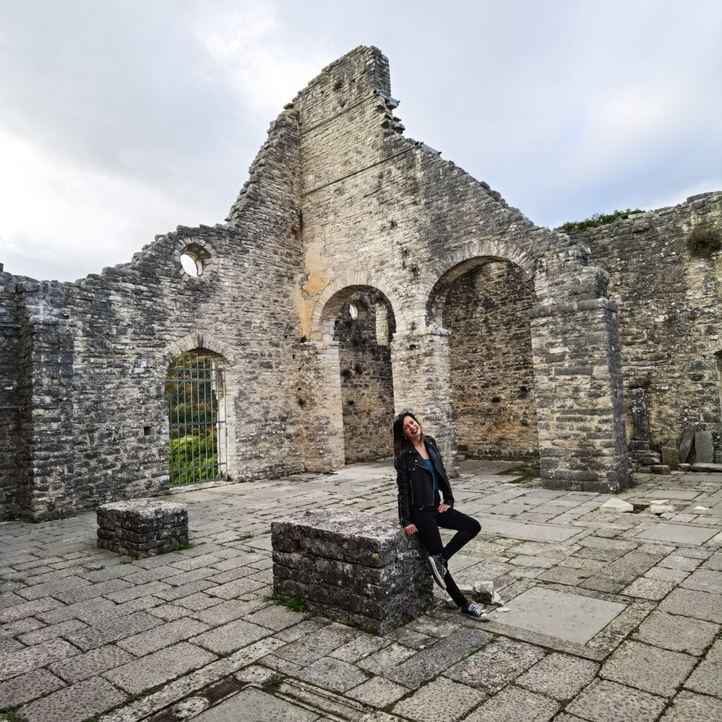 Tena unutar ruševina crkve sv. Sofije u Dvigradu, Istra.