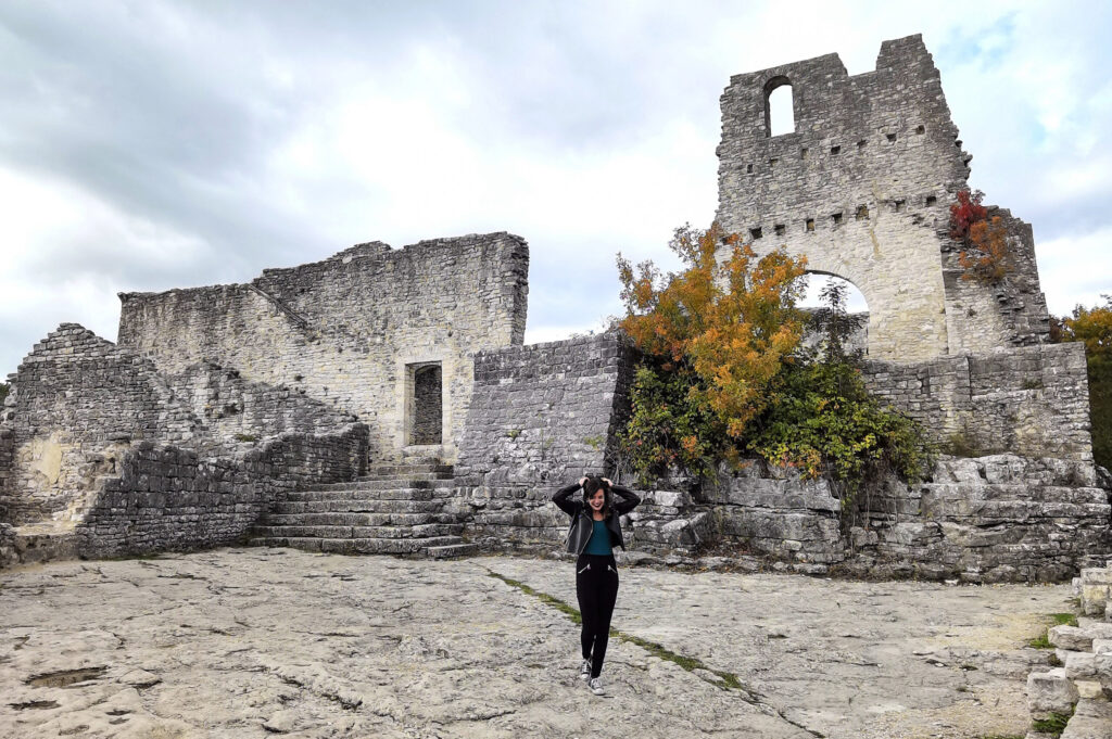 Tena ispred ruševina crkve sv. Sofije u Dvigradu u Istri.