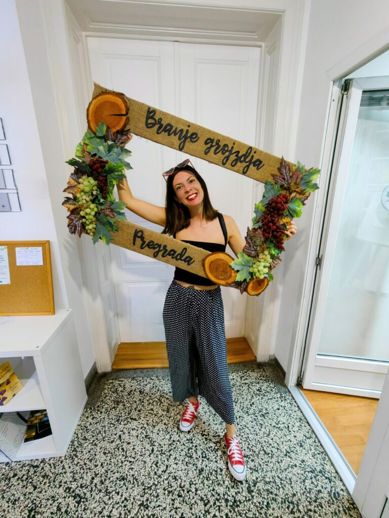 Tena s dekorativnim okvirom na tematskom događaju berbe grožđa u Gradskoj knjižnici Pregrada.