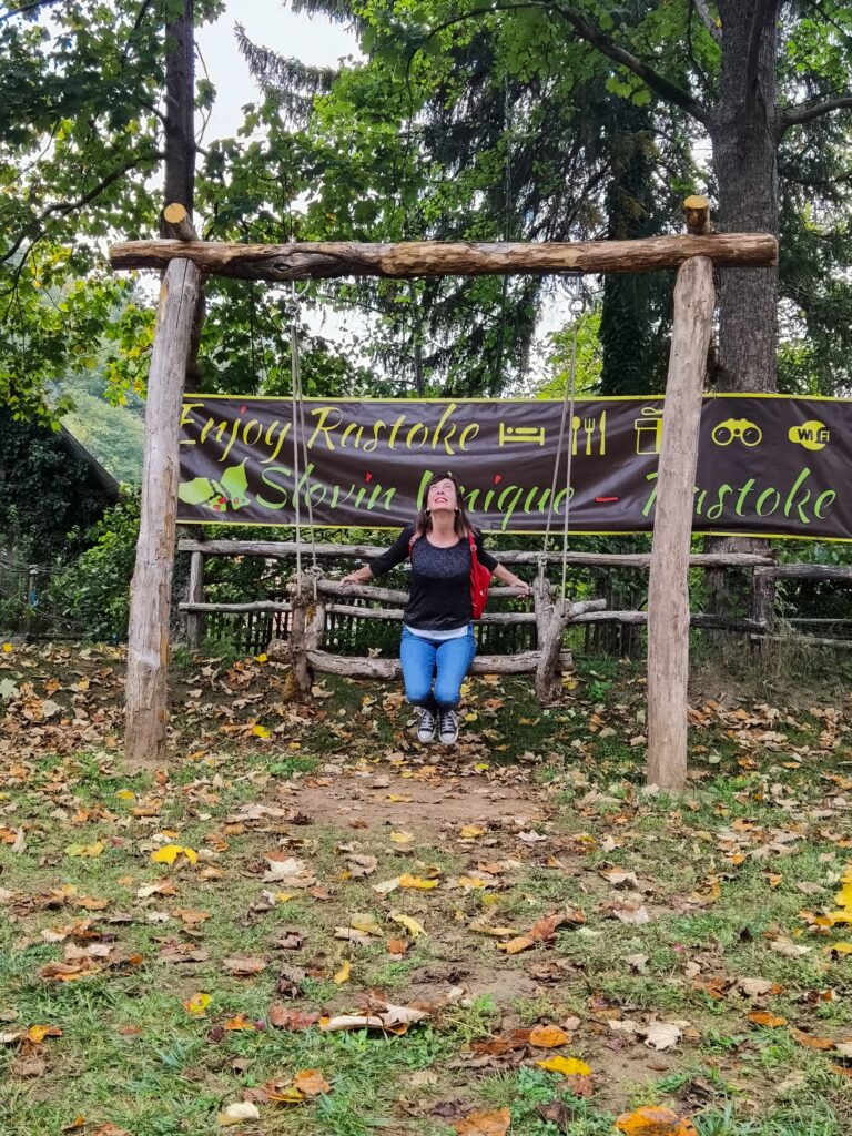 Tena na drvenoj ljuljački u parku Slovin Unique u Rastokama.