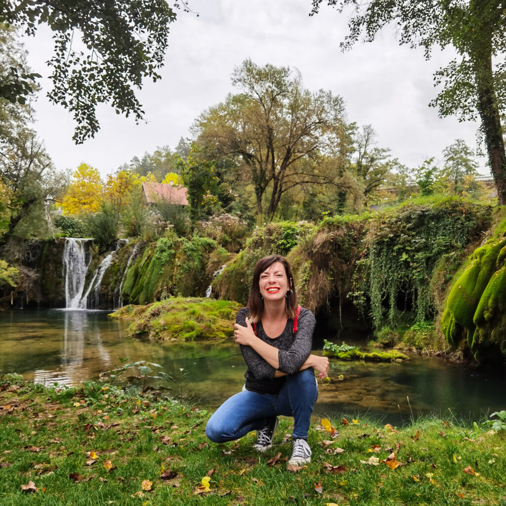 Tena ispred slapova u parku Slovin Unique u Rastokama.