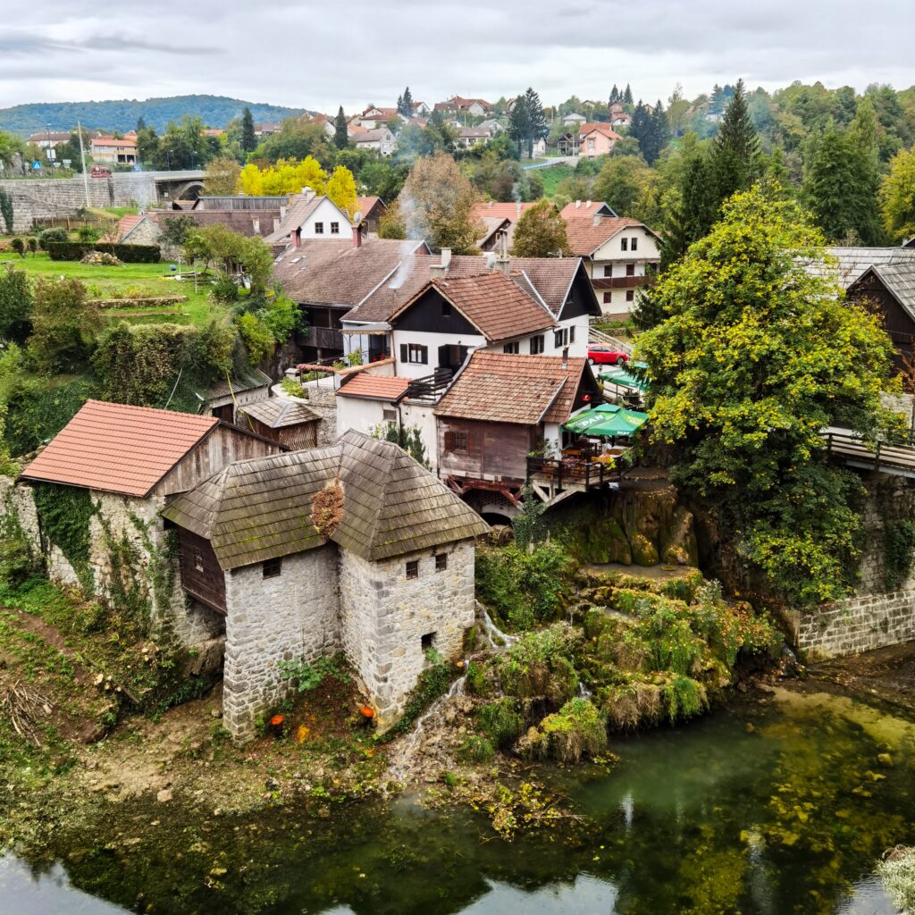 Pogled na Rastoke kod Slunja sa glavne ceste, s mlinicama i rijekom.