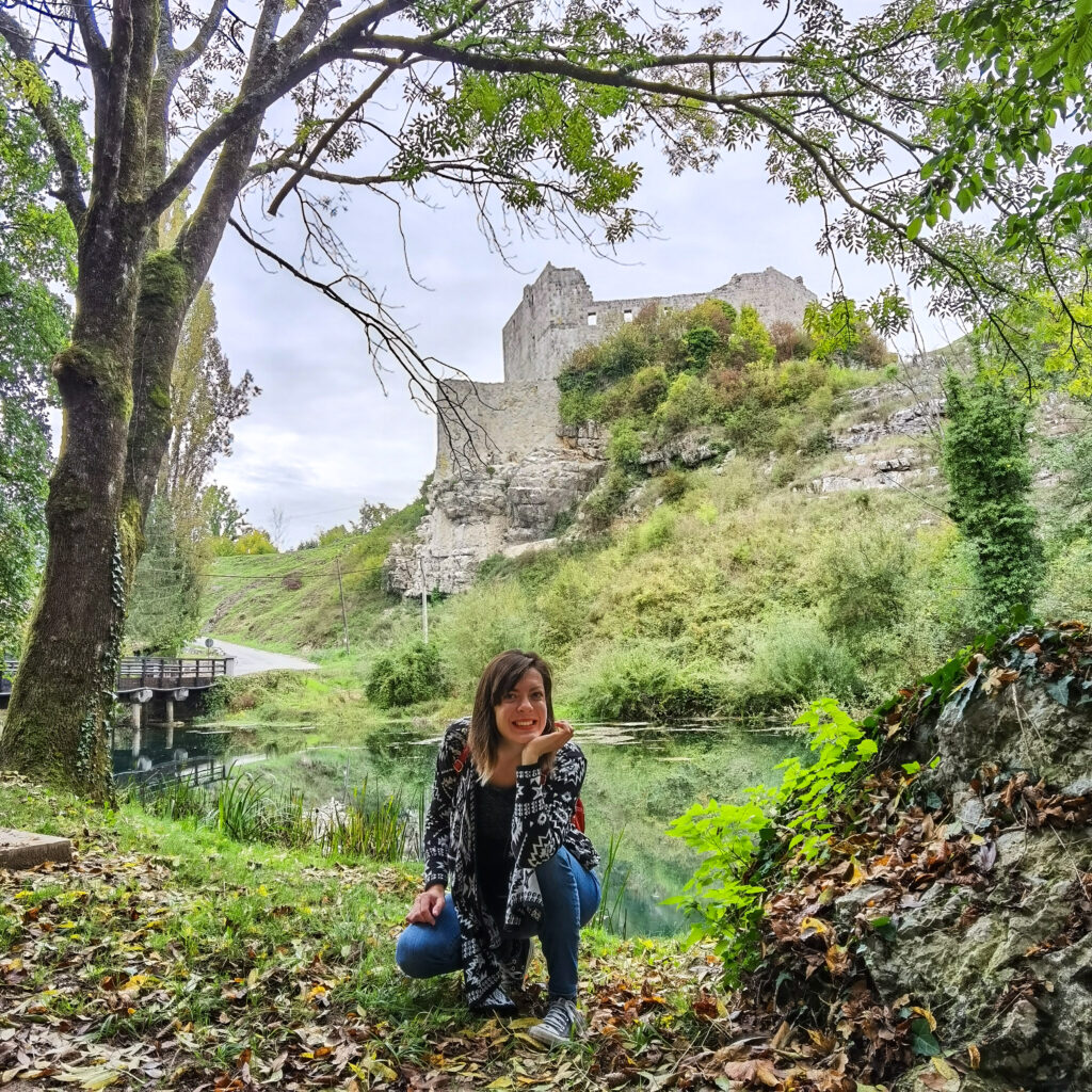 Tena ispred Slunjske tvrđave u jesen.