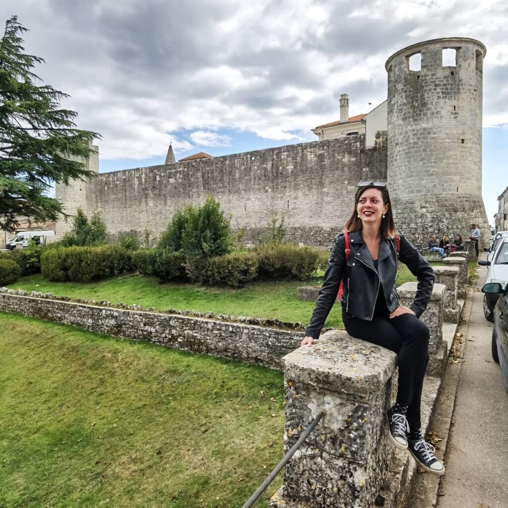 Tena ispred kaštela Morosini-Grimani u Svetvinčenatu, Istra.