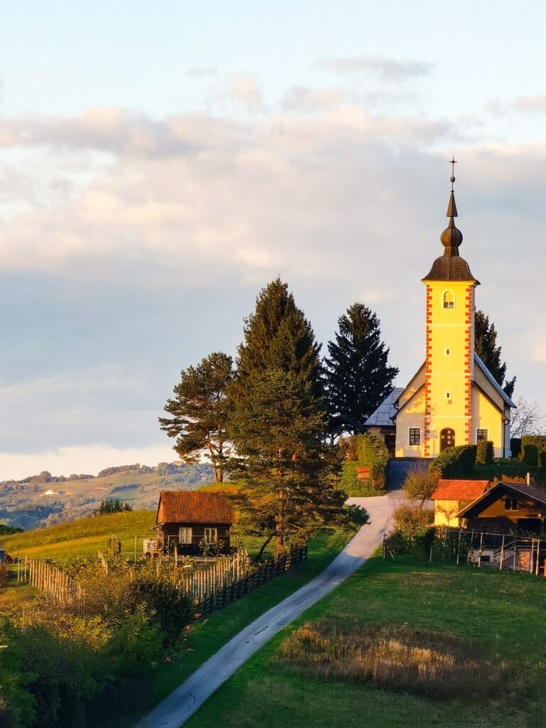 Crkva svetog Antuna u Zaboku okružena klijetima i zagorskim brežuljcima.