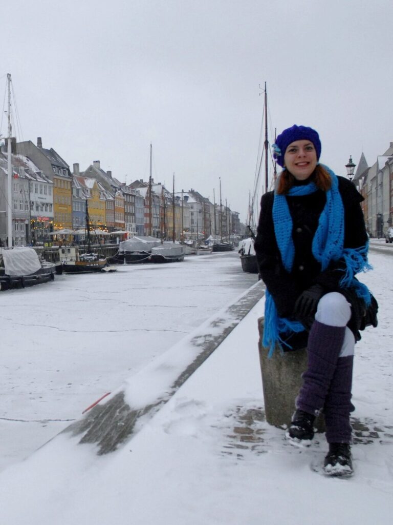 Tena u zimskom Kopenhagenu uz zaleđeni kanal Nyhavn