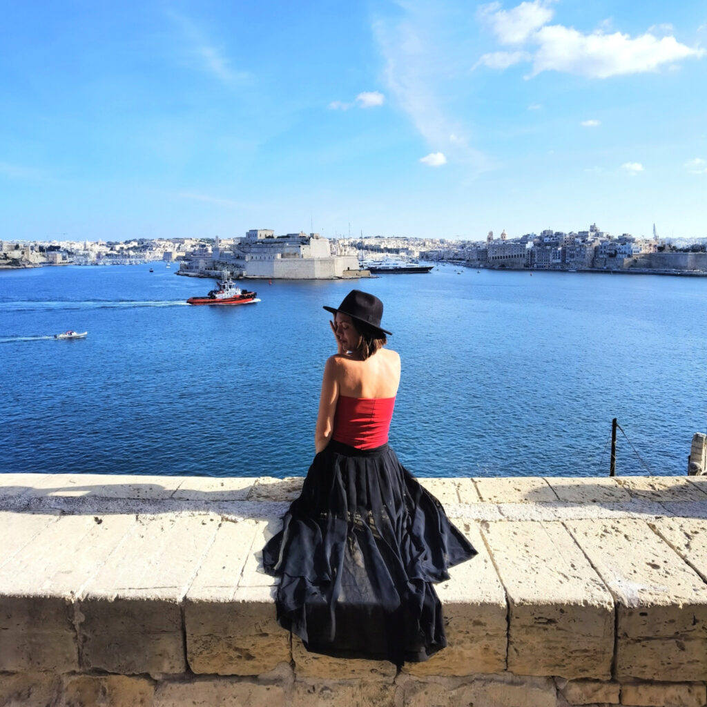 Tena s pogledom na Grand Harbour na Malti
