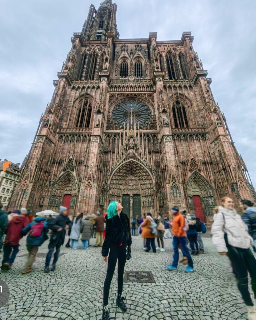 Tena ispred katedrale Notre-Dame u Strasbourgu
